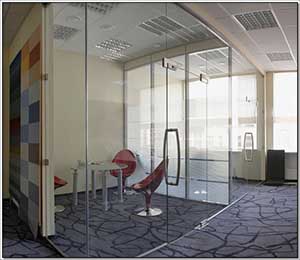 Офисные перегородки из стекла: строгий вид и уверенность в работе