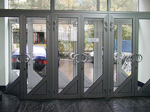 Алюминиевые входные двери: почему именно алюминий?