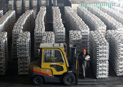 Уменьшения запаса алюминия на складах LME