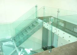 Ограждения и перила стеклянных лестниц